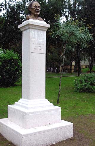 Il busto collocato nella Villa Comunale di Benevento